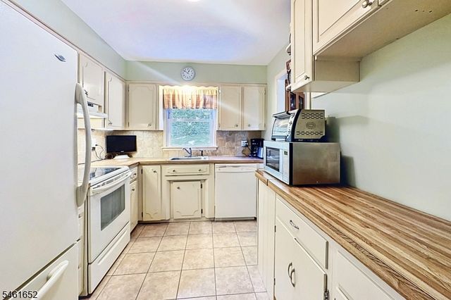 9 Barton Ln, Hopatcong Boro, NJ 07843