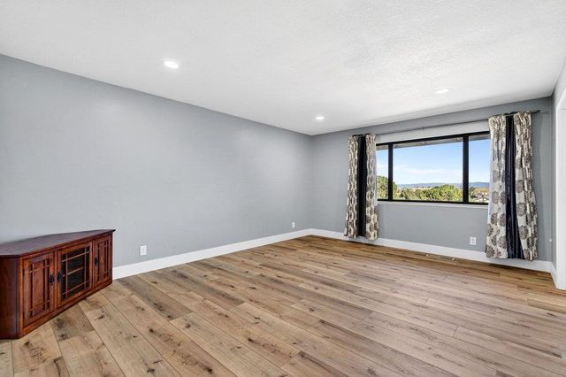 913 Ridgemark Drive, Hollister, CA 95023