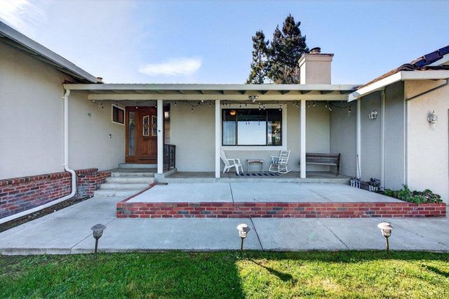 913 Ridgemark Drive, Hollister, CA 95023