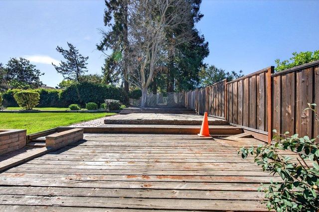 913 Ridgemark Drive, Hollister, CA 95023