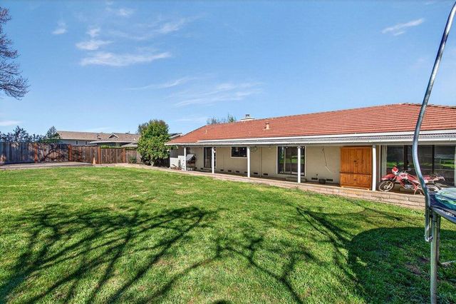 913 Ridgemark Drive, Hollister, CA 95023