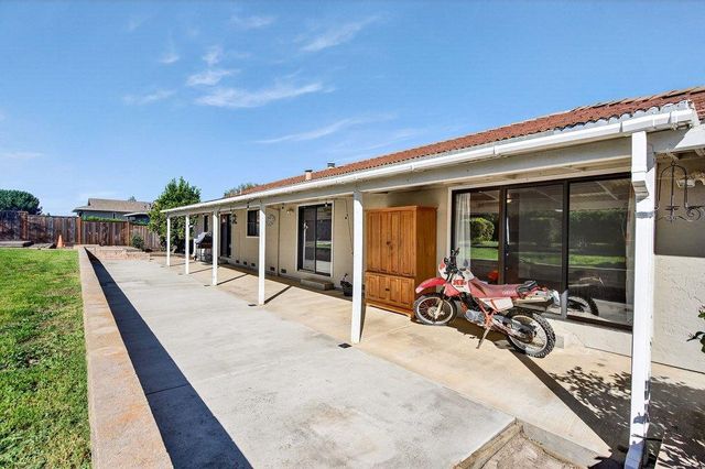 913 Ridgemark Drive, Hollister, CA 95023