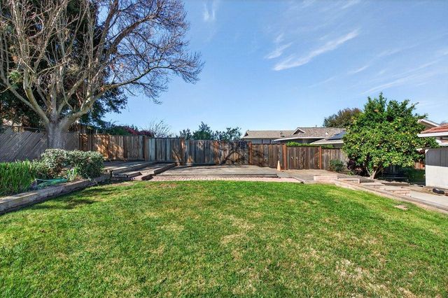 913 Ridgemark Drive, Hollister, CA 95023