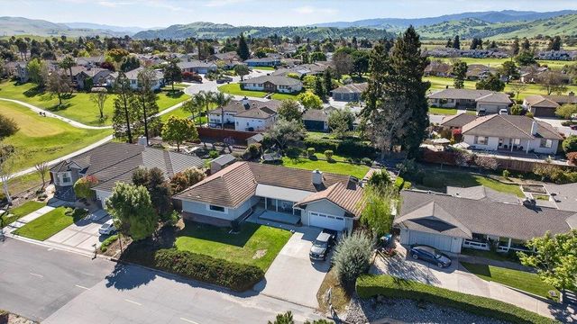 913 Ridgemark Drive, Hollister, CA 95023