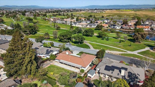 913 Ridgemark Drive, Hollister, CA 95023