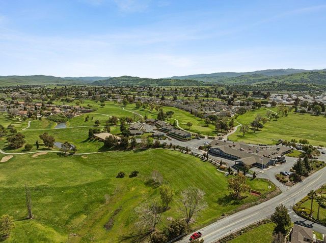 913 Ridgemark Drive, Hollister, CA 95023