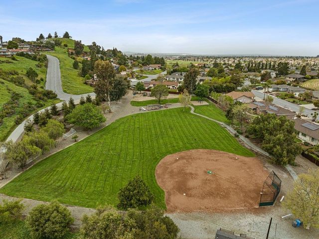 913 Ridgemark Drive, Hollister, CA 95023