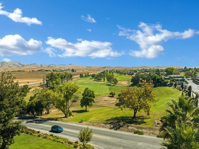 913 Ridgemark Drive, Hollister, CA 95023