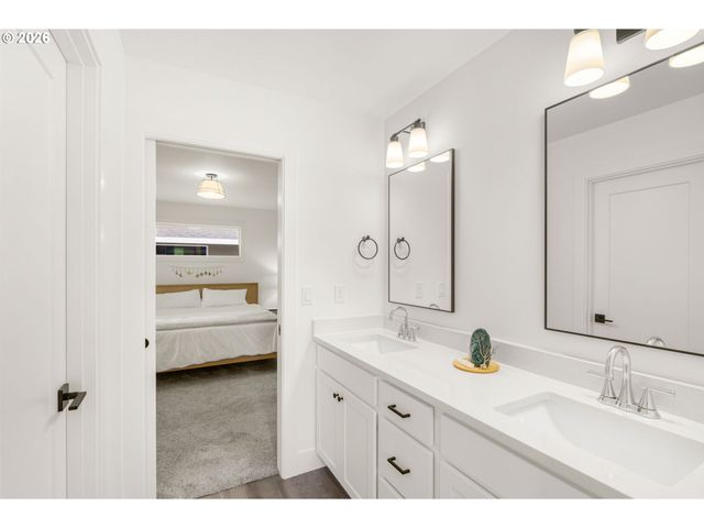 939 Se ROBERTS Ave, Gresham, OR 97080