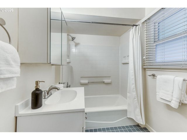 9314 Sw TERWILLIGER Blvd, Portland, OR 97219