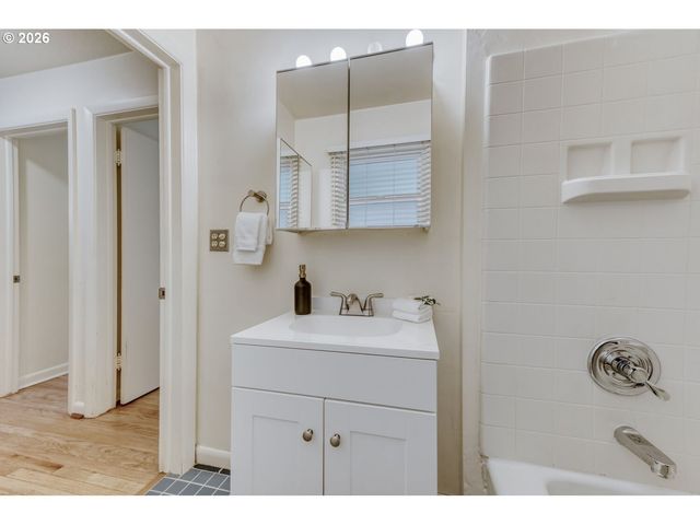 9314 Sw TERWILLIGER Blvd, Portland, OR 97219