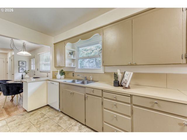 9314 Sw TERWILLIGER Blvd, Portland, OR 97219