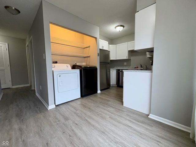 586 Hunters Drive B, Carmel, IN 46032