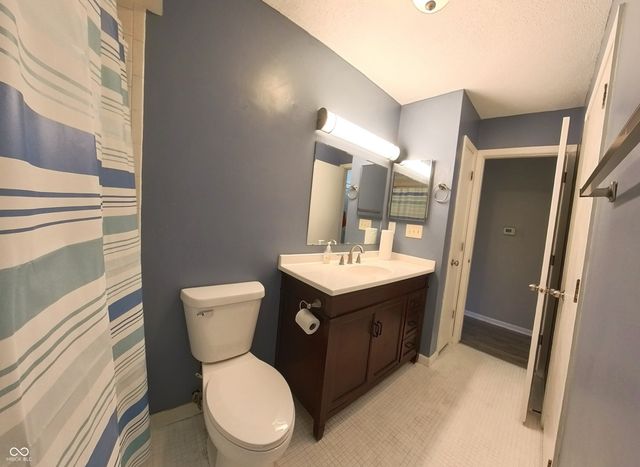 586 Hunters Drive B, Carmel, IN 46032