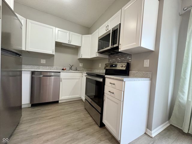 586 Hunters Drive B, Carmel, IN 46032