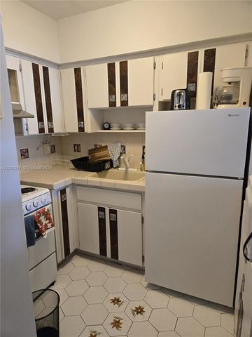 2001 S Ocean Dr 41, Hallandale Beach, FL 33009