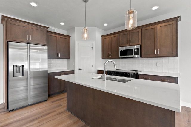 1925 Creekwood COURT, Manitowoc, WI 54220