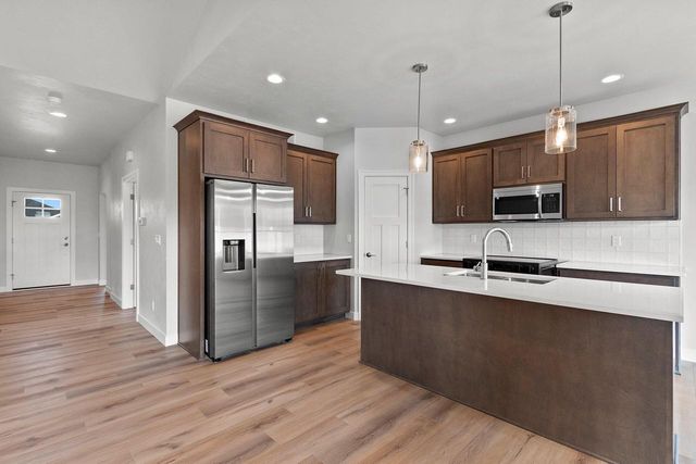 1925 Creekwood COURT, Manitowoc, WI 54220