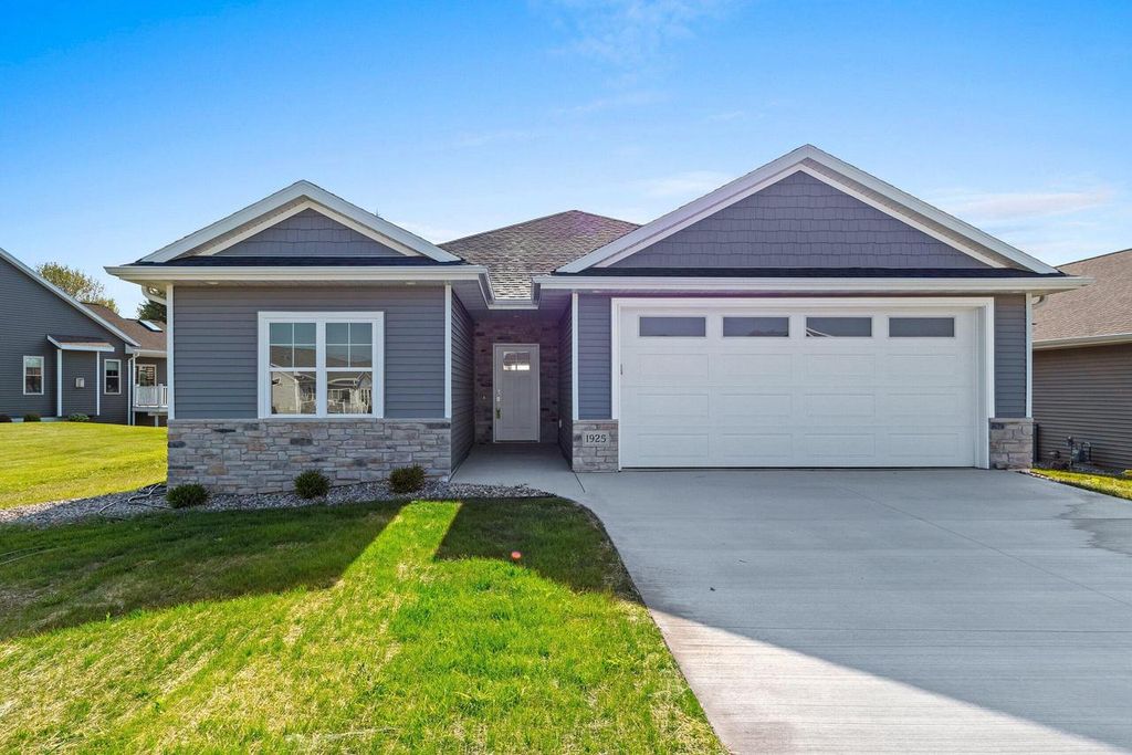 1925 Creekwood COURT, Manitowoc, WI 54220