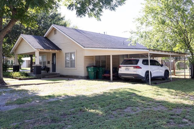702 E Gilbert, Henrietta, TX 76365