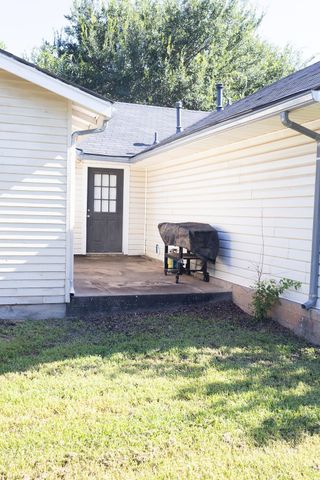 702 E Gilbert, Henrietta, TX 76365