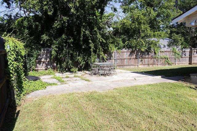 702 E Gilbert, Henrietta, TX 76365