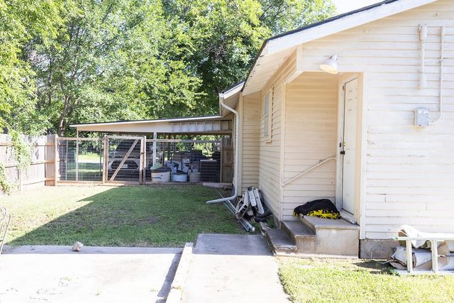 702 E Gilbert, Henrietta, TX 76365