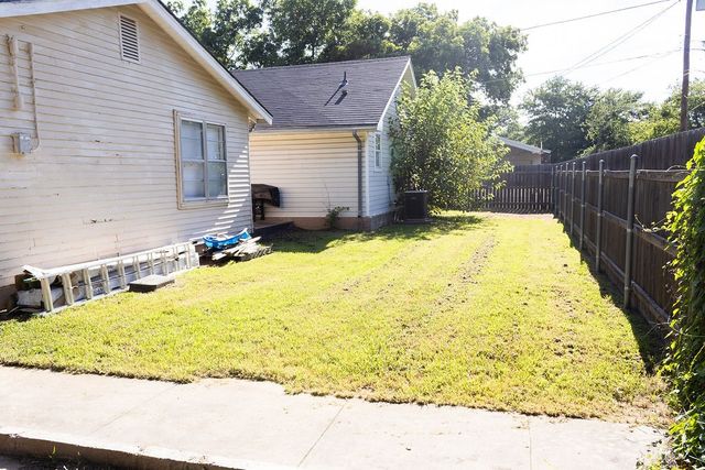 702 E Gilbert, Henrietta, TX 76365