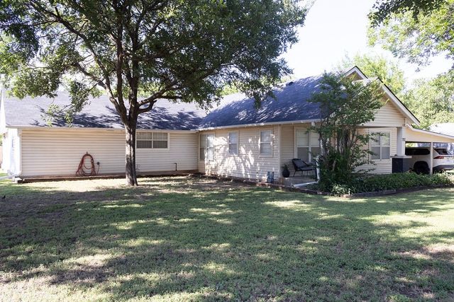 702 E Gilbert, Henrietta, TX 76365