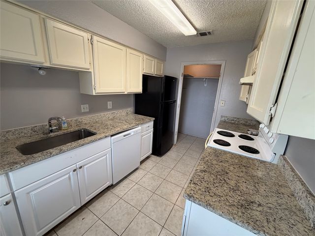 737 Woodland Court, Kennedale, TX 76060