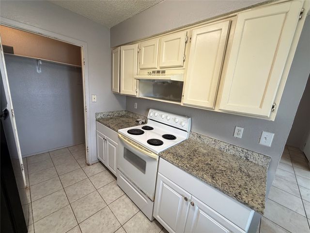 737 Woodland Court, Kennedale, TX 76060