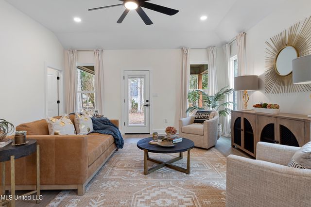 1712 Pelican Avenue, Ocean Springs, MS 39564