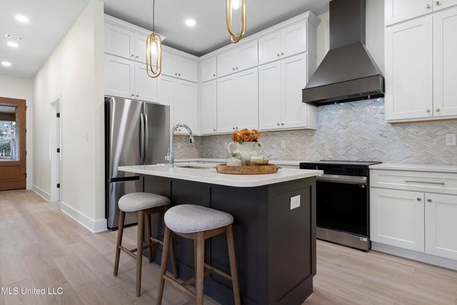 1712 Pelican Avenue, Ocean Springs, MS 39564