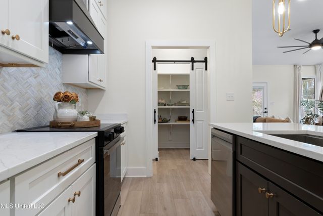 1712 Pelican Avenue, Ocean Springs, MS 39564