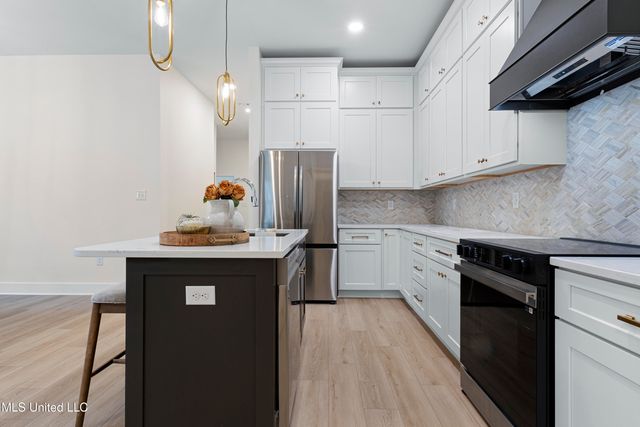 1712 Pelican Avenue, Ocean Springs, MS 39564