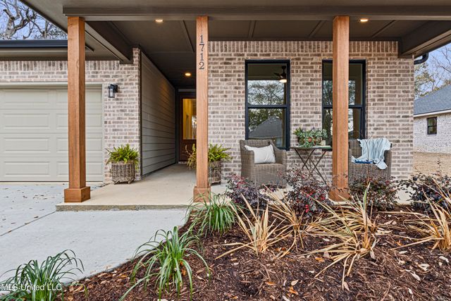 1712 Pelican Avenue, Ocean Springs, MS 39564