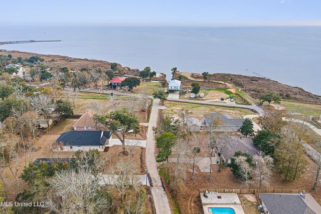 1712 Pelican Avenue, Ocean Springs, MS 39564