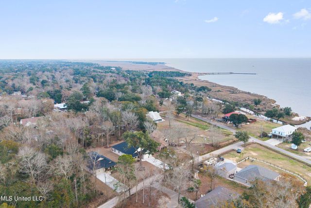 1712 Pelican Avenue, Ocean Springs, MS 39564