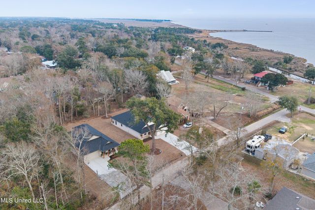 1712 Pelican Avenue, Ocean Springs, MS 39564