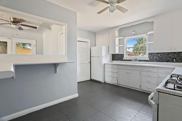916 Elm Ave, Modesto, CA 95354