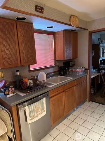 7033 S 116th Place, Seattle, WA 98178