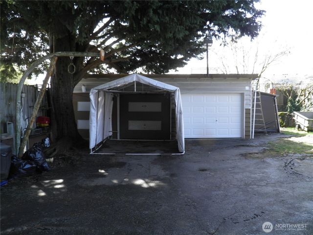 7033 S 116th Place, Seattle, WA 98178