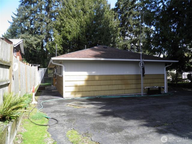 7033 S 116th Place, Seattle, WA 98178