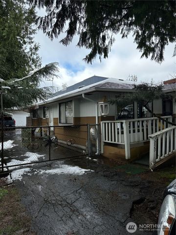 7033 S 116th Place, Seattle, WA 98178