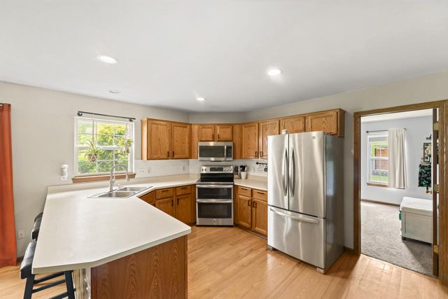 1803 Wexford LANE, Waukesha, WI 53186