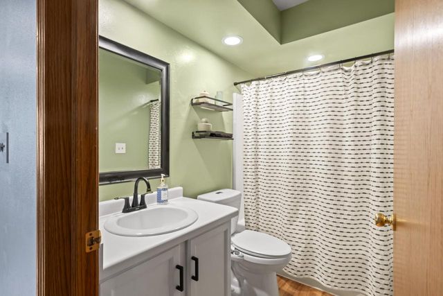1803 Wexford LANE, Waukesha, WI 53186