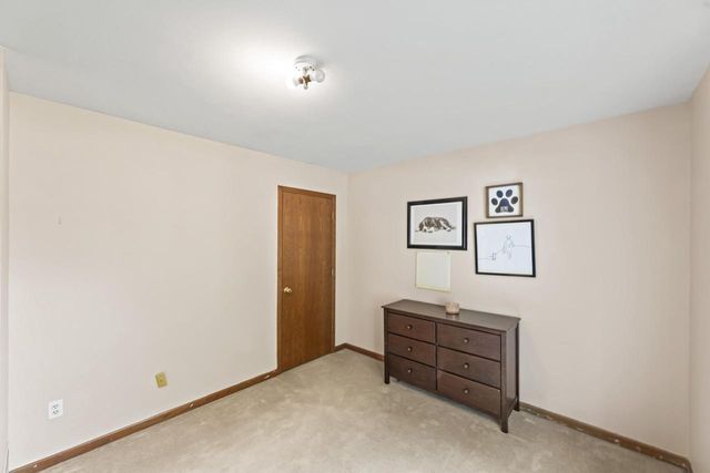 1803 Wexford LANE, Waukesha, WI 53186