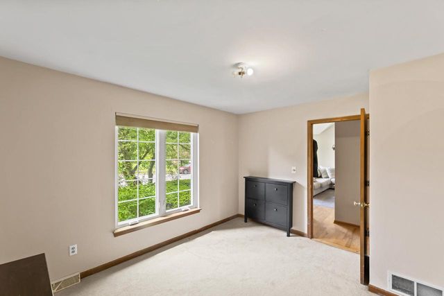 1803 Wexford LANE, Waukesha, WI 53186
