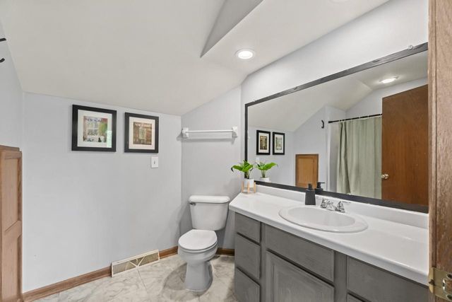 1803 Wexford LANE, Waukesha, WI 53186