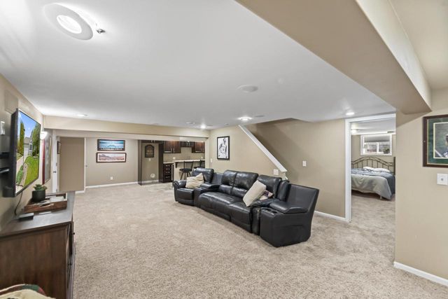 1803 Wexford LANE, Waukesha, WI 53186